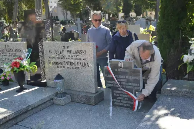 W Zduńskiej Woli zidentyfikowano kolejną ofiarę hitlerowców. To kleryk Adam Jaskowski. Na cmentarzu przy Łaskiej pamiątkową tablicę odsłonili krewni duchownego