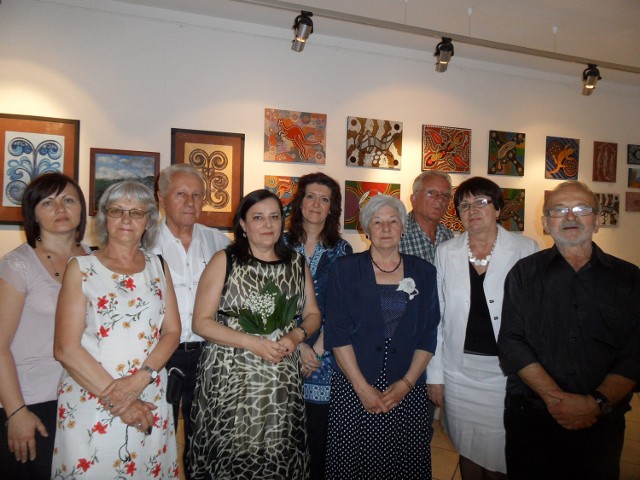 Grupa plastyczna Akademii Seniora na swoim pierwszym wspólnym wernisażu w galerii MOK-u na ul. Grunwaldzkiej