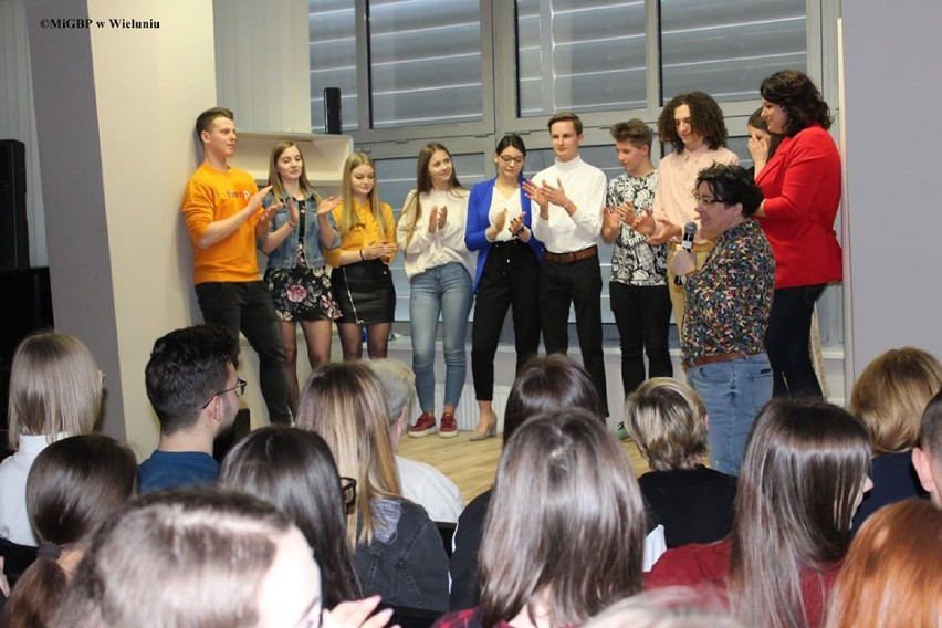 Uczniowie ZS nr 1 w Wieluniu zaprezentowali nowy spektakl w reżyserii Magdaleny Pioruńskiej[FOTO]