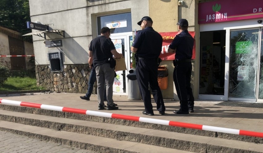Wysadzili bankomat w Przedborzu. Policja prowadzi czynności na miejscu zdarzenia