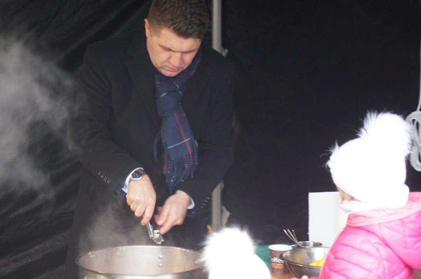 Wspólne gotowanie z burmistrzem i starostą na Jarmarku Bożonarodzeniowym w Wieluniu[FOTO, FILM]