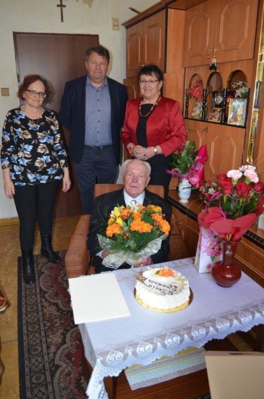 Walim: Delegacja z urzędu odwiedziła Stefana Wojtasia w jego 90 urodziny