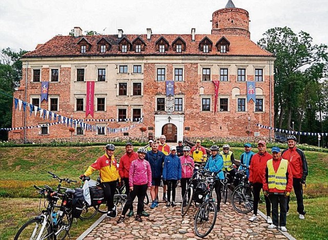 Drugi dzień rowerowej pielgrzymki kolarze z Kruszwicy rozpoczęli od zwiedzenia zamku w Uniejowie