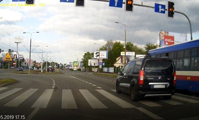 Na nagraniu widać, jak na "późnym żółtym" przejeżdża pierwszy autobus i samochód. Za nimi po pewnym czasie na czerwonym świetle przejeżdża drugi miejski autobus



Polecamy: Bydgoski Londynek z lotu ptaka


