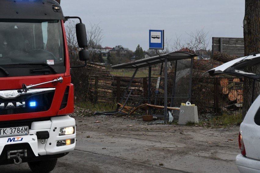 Samochód uderzył w przystanek autobusowy w Kielcach. Mężczyzna zmarł w szpitalu