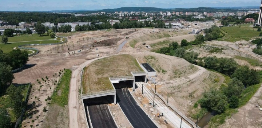 Kraków. Trasa Łagiewnicka: budują ścieżki dla rowerzystów [ZDJĘCIA]