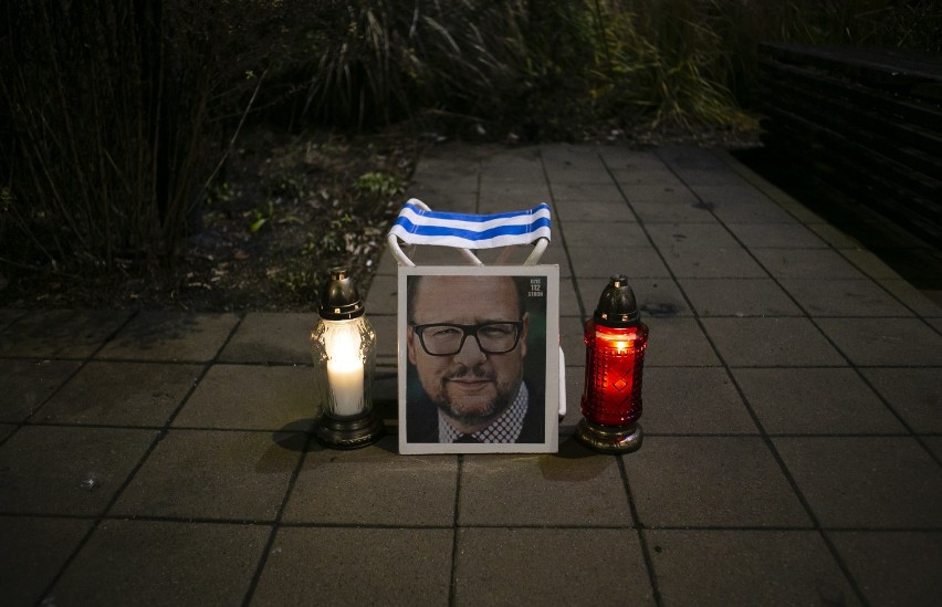 Światełko dla Adamowicza. Niezwykły happening w Warszawie w rocznicę ataku na polityka