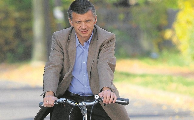 Radny Przemysław Winiarski uważa, że parkingi przy szkołach spopularyzują jazdę na rowerze