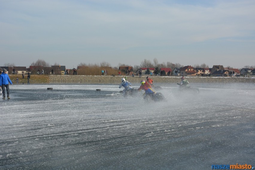 Wyścigi quadów i motocykli żużlowych na lodzie....