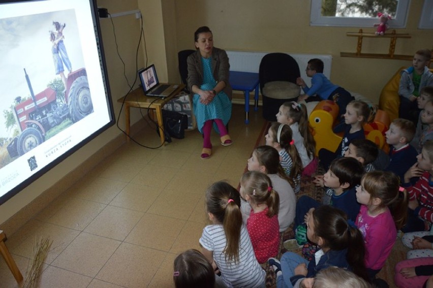 Przedszkolaki z Poddębic z Królem Maciusiem Pierwszym...