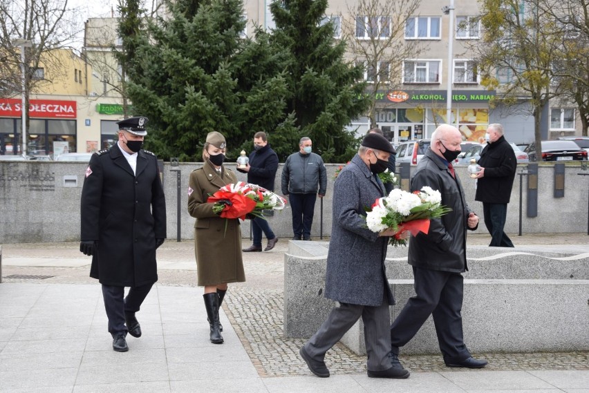 Obchody powrotu Pruszcza do Macierzy. W 76. rocznicę mieszkańcy złożyli symboliczne kwiaty |ZDJĘCIA