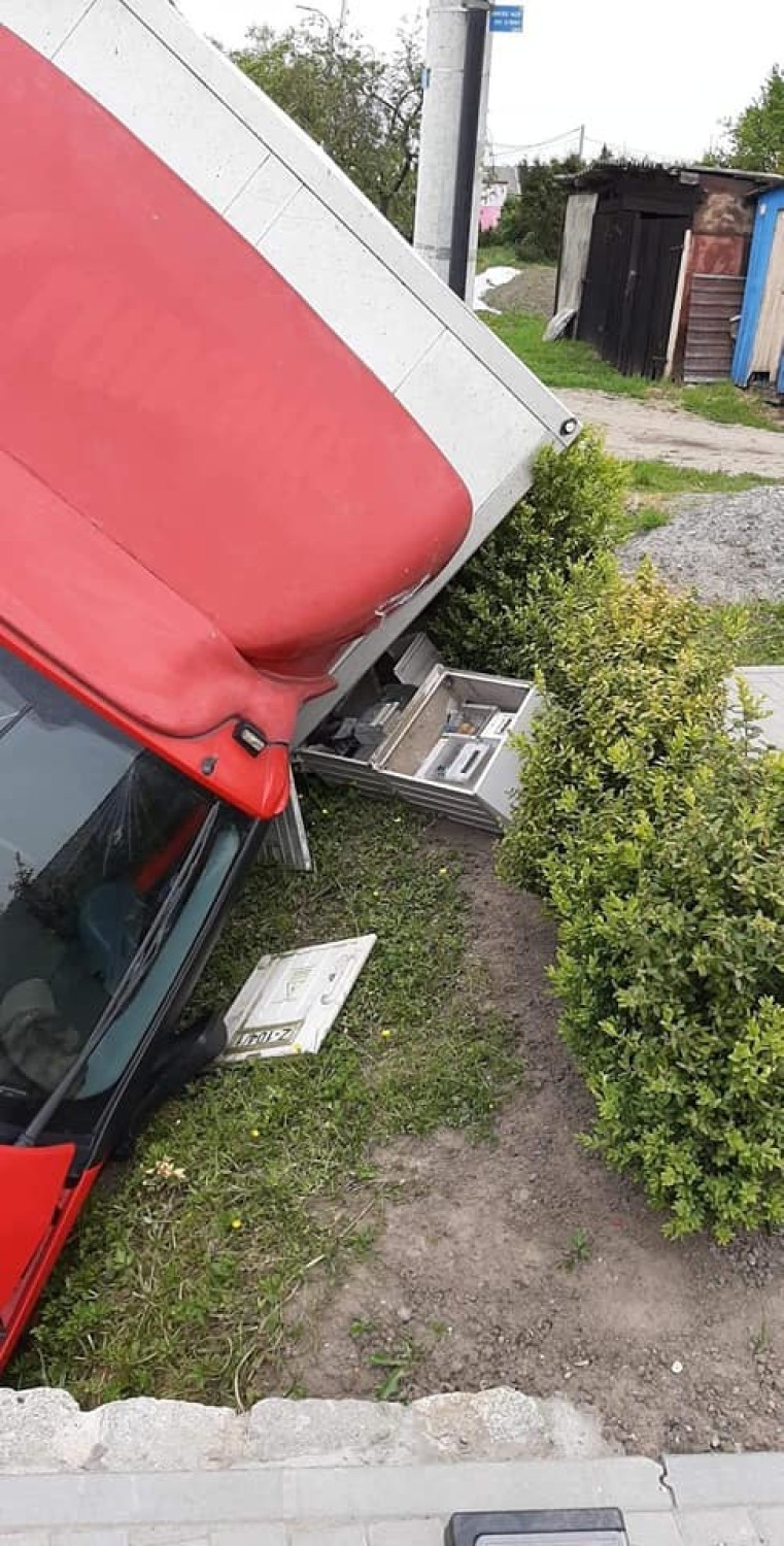 Wypadek gmina Cedry Wielkie. W wyniku zderzenia auto dostawcze wpadło do rowu i uszkodziło skrzynkę elektryczną |ZDJĘCIA