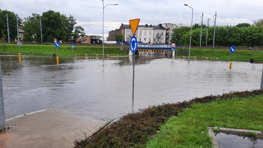 Gwałtowna ulewa przeszła nad powiatem radomszczańskim. Zalane Radomsko i Przedbórz. ZDJĘCIA