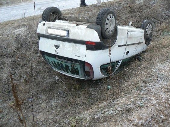 Wypadek w Nieborzynie. Opel wjechał do rowu