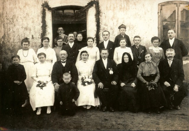 Zdjęcie wykonane przy okazji ślubu jednej z córek Andrzeja Styzy, Seweryny (A. Styza siedzi w pierwszym rzędzie jako trzeci od lewej)