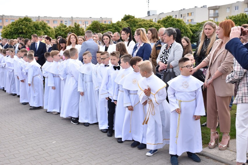 Malbork. Pierwsza Komunia Święta w parafii św. Urszuli Ledóchowskiej. Przystąpiło do niej ponad 100 dzieci