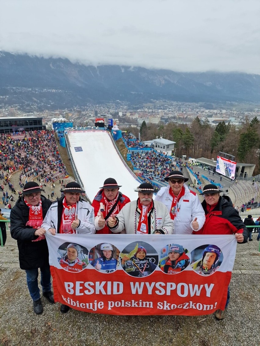 Kibice z Beskidu Wyspowego dopingowali skoczków na PŚ w Innsbrucku. Śpiewali „Mazurka Dąbrowskiego”