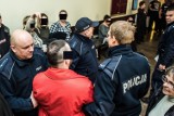 Awantura z kibolami przed procesem Tomasza B. Policja z tarczami obstawiła sąd w Bydgoszczy [WIDEO 18+]