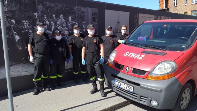Ratownicy z OSP Chełmno docierają z żywnością do domów chełmnian