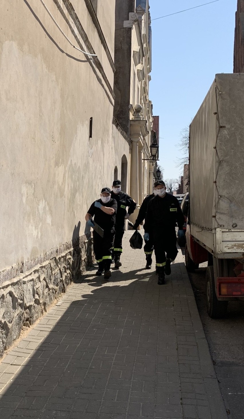 Ratownicy z OSP Chełmno docierają z żywnością do domów...