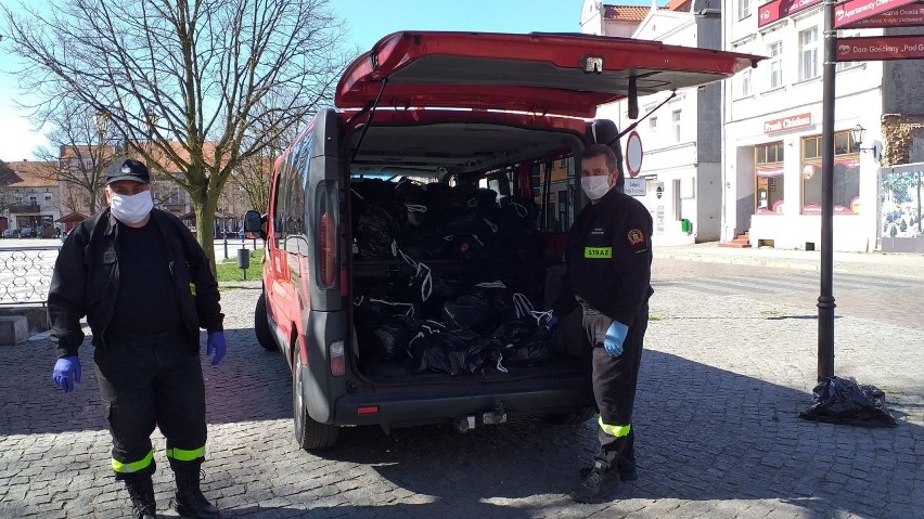 Ratownicy z OSP Chełmno docierają z żywnością do domów...