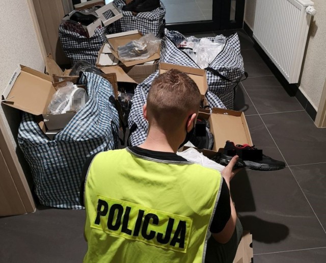 39-letnia kobieta na giełdzie w Inowrocławiu oferowała do sprzedaży towar, którym nie ma prawa handlować. Policjanci zabezpieczyli 108 par obuwia