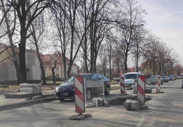 Na ulicy Kwiatkowskiego w Tarnowie, obok nowo budowanego supermarketu i bramy wjazdowej na teren Grupy Azoty, roboty drogowe powodują utrudnienia