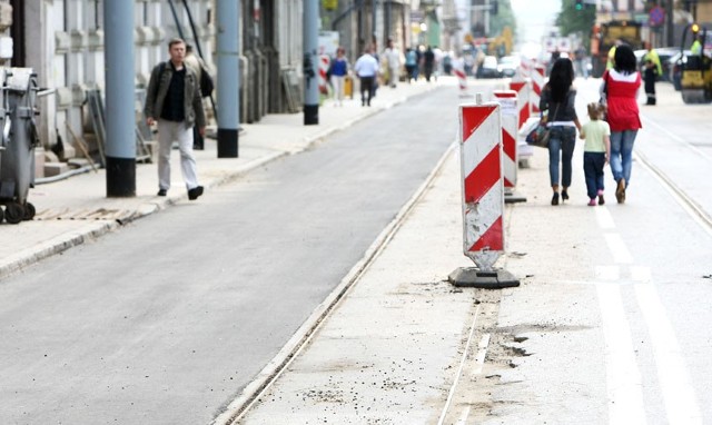 Kilka miesięcy ul. Kilińskiego była zamknięta dla ruchu, bo swoje roboty prowadziła ŁSI. Urzędnicy nie zaplanowali, by w tym samym czasie wymienić torowisko, chodniki i położyć nowy asfalt. Te prace będą dopiero zlecone i ul. Kilińskiego znów będzie nieprzejezdna.