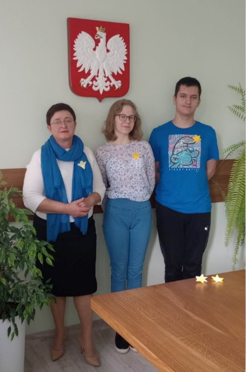 Dwoje uczniów z Wierzbicy z zapałem przygotowuje się do udziału w projekcie  XXIX sesji Sejmu Dzieci i Młodzieży