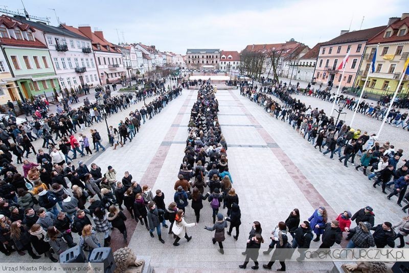 Maturzyści zatańczyli rekordowego poloneza na Starym Rynku