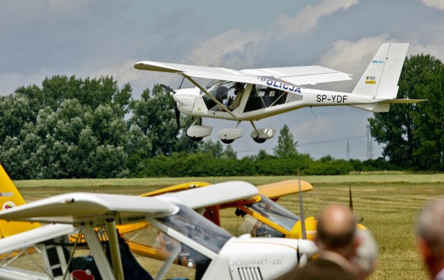 Policyjny samolot Aeroprakt 22LS. To taka maszyna robiła się w sobotę między Lubinem a Rudną