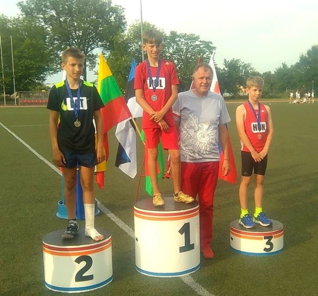 Jakub Wilczewski na najwyższym stopniu podium. W tle Marian Woronin - legenda polskiego sprintu