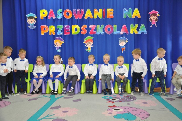 Wyjątkowa uroczystość w przedszkolu numer 2 "Bajkowa Ciuchcia" w Jędrzejowie. Pasowanie na przedszkolaków z udziałem starszych kolegów, nauczycieli, rodziców i gości.