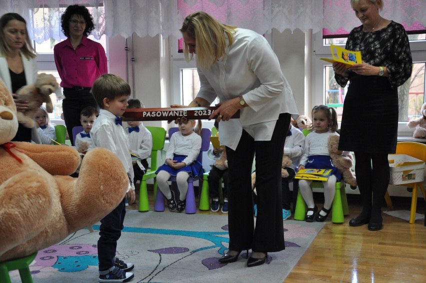 Pasowanie na przedszkolaka w "Bajkowej Ciuchci" w Jędrzejowie. Dzieciaki świętowały też Dzień Pluszowego Misia