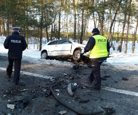 Wczoraj (22.03) około godz. 15:00, na drodze krajowej nr 80 w Rozgartach doszło do wypadku drogowego. 

Czołowo zderzyły się renault laguna i fiat bravo. 

Śmiertelny wypadek Rozgarty