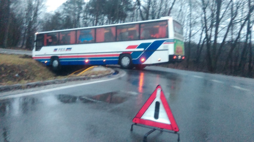 Autobus wjechał do rowu pod Skokami