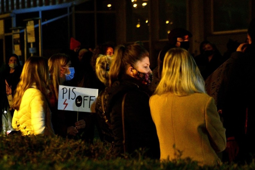 Piątkowy protest kobiet w Radomiu. Mieszkańcy ponownie wyszli na ulice miasta. Zobacz zdjęcia