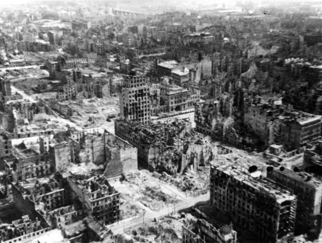 Plac Powstańców Warszawy po bombardowaniu [ZDJĘCIA] | Warszawa Nasze Miasto