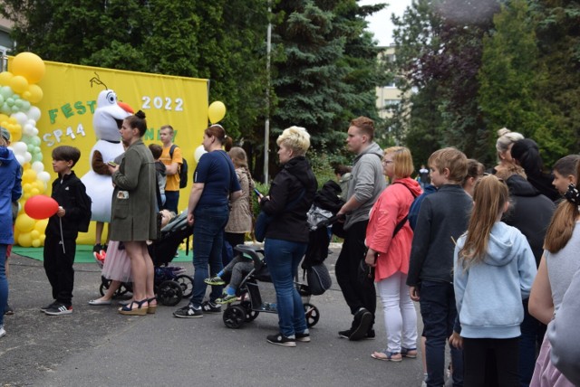 Rodzice z dziećmi w Zielonej Górze chętnie biorą udział w rodzinnych festynach. A takie wydarzenie w Szkole Podstawowej nr 14 w Zielonej Górze to tradycja. Zobacz w galerii zdjęcia z poprzedniej edycji