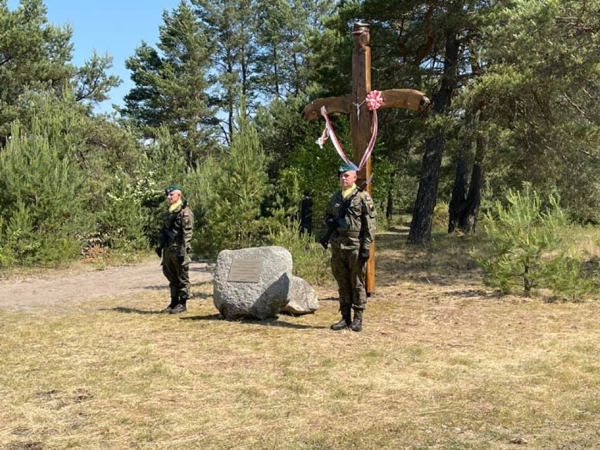 Odsłonięcie krzyża i pomnika w miejscu byłego obozu Stalag w...