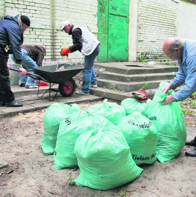 Radni dzielnicy Śródmieście wraz z mieszkańcami w sobotę posprzątali park przy ul. św. Barbary i  Krowoderskiej