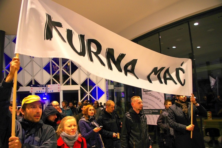 Flash mob "kur*a mać" przeciwko nowej galerii w Poznaniu
