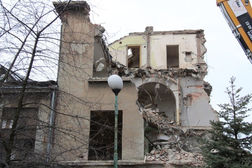 Trwa wyburzanie zabytkowego budynku pawilonu IV Sztygarki