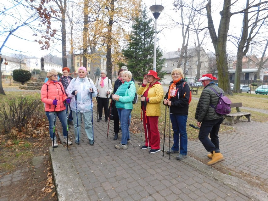 Głuszyca: Jesienny Marsz Nordic-Walking, z barwami narodowymi, za nami