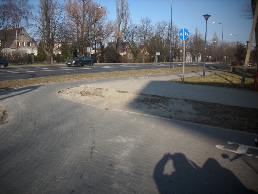 Ścieżka rowerowa przy skrzyżowaniu  Ozimskiej z Sandomierską...
