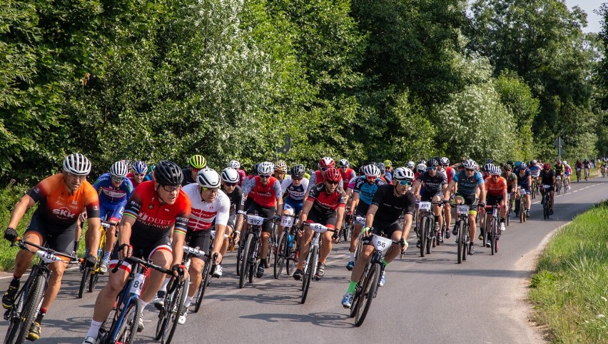 XV Maraton MTB Dookoła Jeziora Miedwie. Obejrzyjcie zdjęcia z trasy. Na łuku drogi 