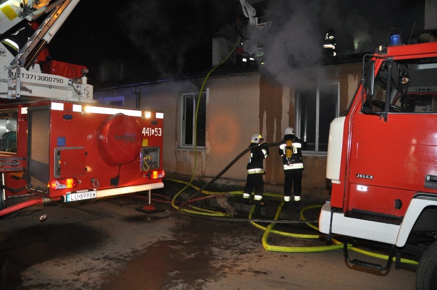 Kraśnik: Pożar budynku socjalnego przy ul. Młyńskiej. Jedna osoba nie żyje