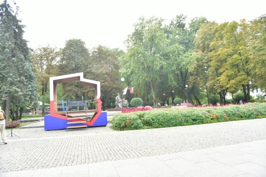 Ławka patriotyczna stanęła w Radomiu. Ustawiono ją w pobliżu parku Kościuszki, po sąsiedzku z pomnikiem Jana Kochanowskiego. Zobacz zdjęcia