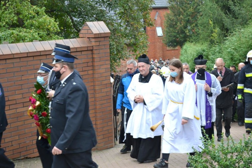 Ostatnie pożegnanie Tadeusza Dąbrowskiego. Byłego wójta żegnały tłumy ludzi [ZOBACZ ZDJĘCIA]