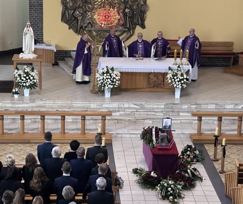 Liczne grono żałobników zebrało się w kościele pw. św....